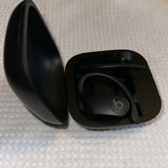Power Beats Pro like new condition - Picture 5 of 9